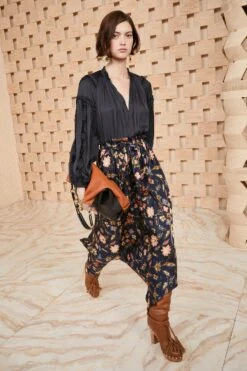 ULLA JOHNSON Maeve Blouse - Noir 8 ULLA JOHNSON Maeve Blouse - Noir -Ulla Johnson SHOT 105 0154 ULLA JOHNSON MAEVE BLOUSE NOIR UJ990237 view 1