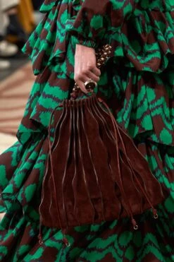 ULLA JOHNSON Adria Large Pleated Wave Bag - Mahogany -Ulla Johnson UJ AW23 look54B ArmandoGrillo 1